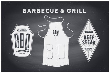 Barbekü ızgara kümesi. Poster Barbekü diyagram ve düzeni - Barbekü ızgara araçları. Barbekü şeyler, önlük, logo, ızgara et lokantasında marka etiketi kümesi. Kara kara tahta, elle çizilmiş, tebeşir. Vektör çizim