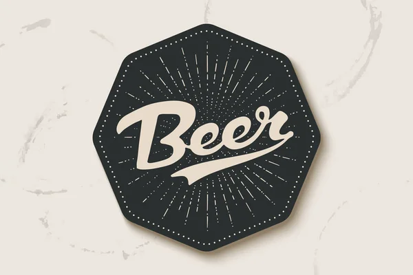啤酒用手拉刻字啤酒杯垫 单色复古绘画 酒吧和啤酒主题 用刻字把啤酒杯或瓶子放在上面的黑色过山车 向量例证 — 图库矢量图片