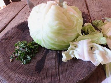 Tüm çiğ lahana rustik ahşap masada yalnız.