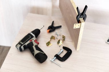 Dübel dübelli vida, kural ve kalem ahşap masa - ev geliştirme katlanır elektrikli matkap ile