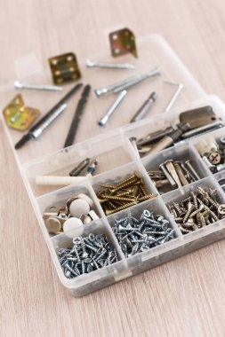 Dübel dübelli vida, kural ve kalem ahşap masa - ev geliştirme, onarım veya DIY kavramı üzerinde katlanır elektrikli matkap ile