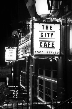 Edinburgh şehir Cafe Siyah ve beyaz resim Noel zamanda 