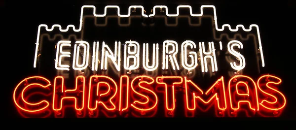 Edinburgh'ün ünlü Noel pazarı giriş işareti geceleri
