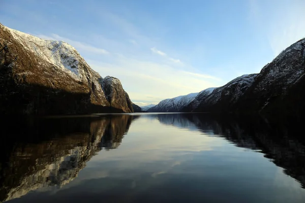 Bergen, Norveç'te alacakaranlıkta karlı fiyort 