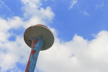 Mavi gökyüzü arka plan ile içki içmek için su deposu