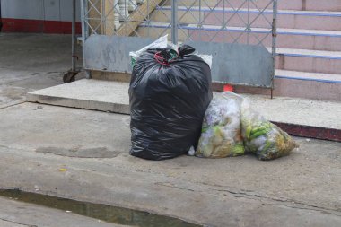 Siyah çöp torbası ve sebze çürümüş ceset yığını