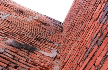 tuğla kale duvarında eski mavi gökyüzü