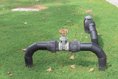 Vana sıhhi tesisat paslı çelik su ve boru siyah ortak dokunun