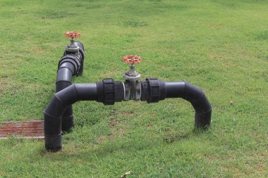 Vana sıhhi tesisat paslı çelik su ve boru siyah ortak dokunun