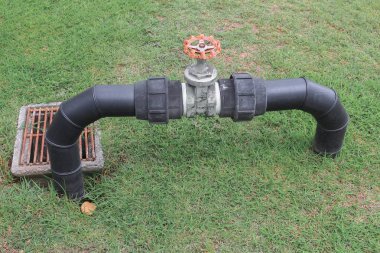 Vana sıhhi tesisat paslı çelik su ve boru siyah ortak dokunun