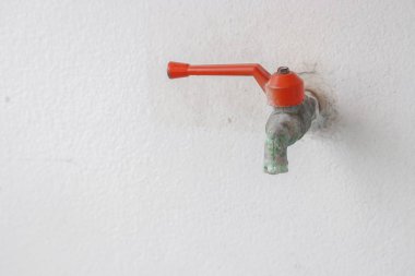 musluk pas duvar eski