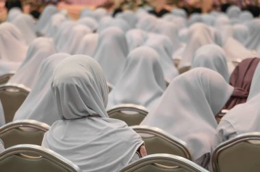 Sınıf Eğitim Enstitüsü'nde oturan öğrencilerin Grup: seçin odak alan sığ derinliği ile.
