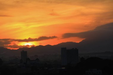 gündoğumu gökyüzünde sabah ve şehir renkli doğada bina yapısı. kopyalama yeri olan metin ekleme