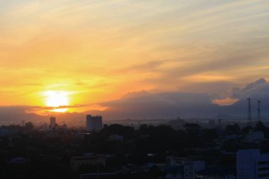 gündoğumu gökyüzünde sabah ve şehir renkli doğada bina yapısı. kopyalama yeri olan metin ekleme