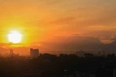 gündoğumu gökyüzünde sabah ve şehir renkli doğada bina yapısı. kopyalama yeri olan metin ekleme