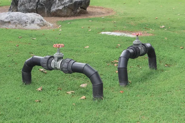 Vana sıhhi tesisat paslı çelik su ve boru siyah ortak dokunun