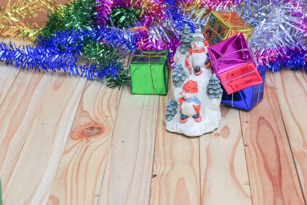 Різдвяний День Сніговиком Подарунок Щасливий Новий Рік Дерев Яному Фоні — стокове фото