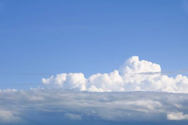 Mavi gökyüzü büyük bulut ve raincloud, sanat, doğanın güzel ve kopya alanı için metin ekleme