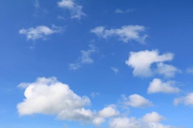 Cloud parlak mavi gökyüzü güzel sanat için doğa ve kopya alanı metin ekleme