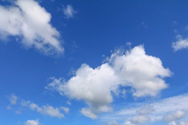 Cloud parlak mavi gökyüzü güzel sanat için doğa ve kopya alanı metin ekleme