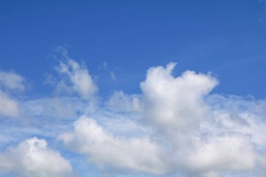 Cloud parlak mavi gökyüzü güzel sanat için doğa ve kopya alanı metin ekleme