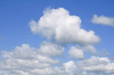 Cloud parlak mavi gökyüzü güzel sanat için doğa ve kopya alanı metin ekleme