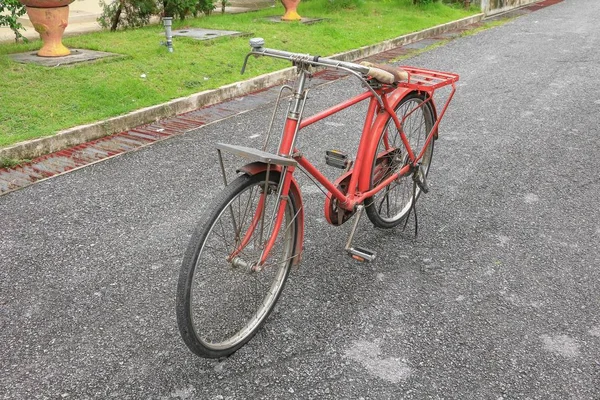 Bisiklet kırmızı Klasik vintage eski kopya alanı olan güzel metin ekleme