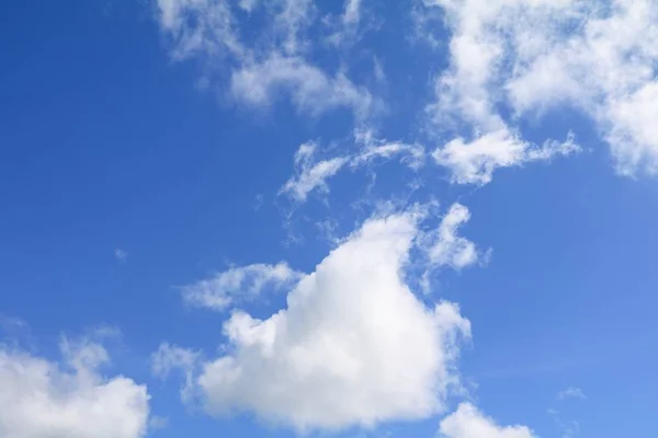 Céu Azul Com Nuvem Brilhante Bela Arte Natureza Espaço Cópia — Fotografia de Stock