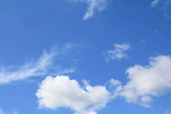 青空と雲の明るい美しい自然とコピー場所の芸術のテキストを追加 — ストック写真