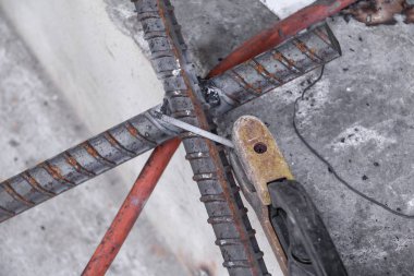 kaynak çelik, beton zemin inşaat sitesinde
