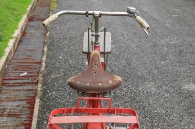 Bisiklet deri eyer kırmızı klasik vintage eski kopya alanı olan güzel metin ekleme