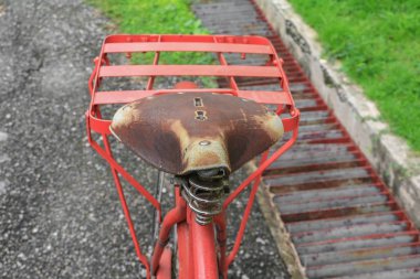 Bisiklet deri eyer kırmızı klasik vintage eski kopya alanı olan güzel metin ekleme