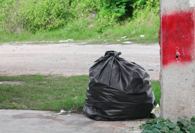 siyah çöp torbası yol şehir