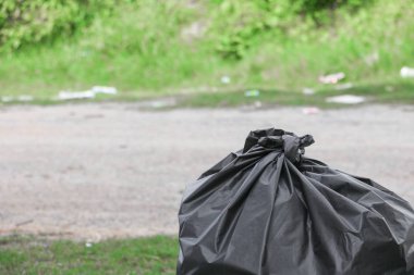 siyah çöp torbası yol şehir