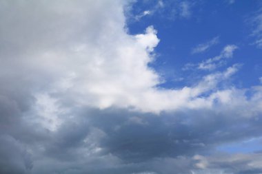 Mavi gökyüzü büyük bulut ve raincloud, sanat, doğanın güzel ve kopya alanı için metin ekleme