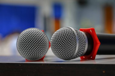 mikrofon yakın çekim konferans odasında: seçin odak alan sığ derinliği ile.