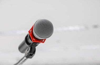 mikrofon stand yakın çekim konferans odasında: seçin odak alan sığ derinliği ile.