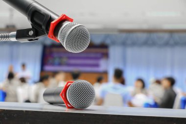 mikrofon stand yakın çekim konferans odasında: seçin odak alan sığ derinliği ile.