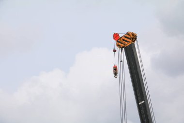 Vinç kanca ile raincloud olan gök