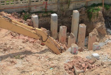 Ekskavatör iş inşaat iş sanayi sitesi binasında bir delik kazmak