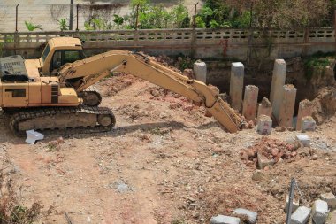 Ekskavatör iş inşaat iş sanayi sitesi binasında bir delik kazmak