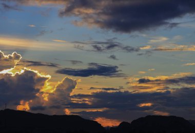 gökyüzü günbatımı ve bulut dağ silueti, sanat doğa güzel renkli alacakaranlık zamanla