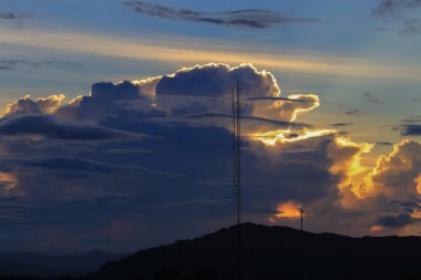 gökyüzü günbatımı ve raincloud renkli twilight saat dağ silueti, sanat doğa güzel şehirde