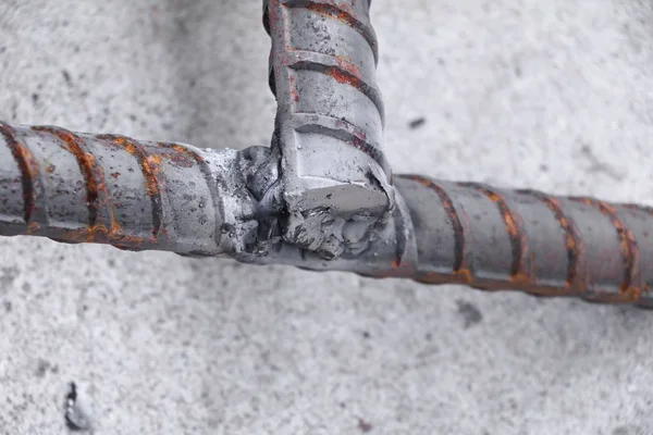 Kaynakçı Inşaat Sitedeki Beton Zemin Için Kırışıklık Çelik Bar — Stok fotoğraf