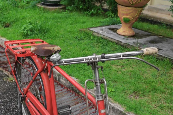 Bicicleta Vintage Clássico Vermelho Antigo Bonito Com Espaço Cópia Para — Fotografia de Stock