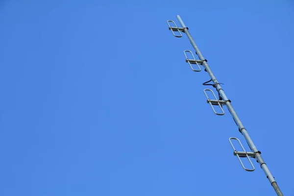 Rádio Antena Elecomunicação Com Céu Azul Fundo — Fotografia de Stock