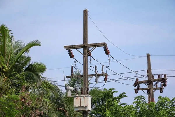 Électricité Post Haute Tension Ligne Câble Sur Fond Bleu Ciel — Photo