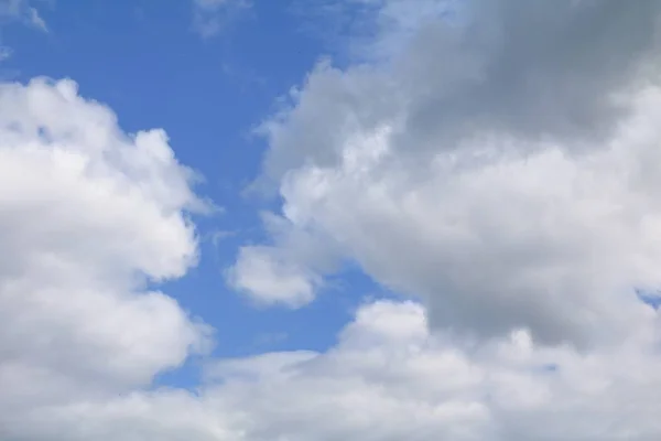 Blå Himmel Med Stor Sky Regnskyl Naturkunst Smuk Kopiere Plads - Stock-foto