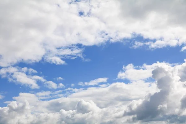 Blå Himmel Med Stor Sky Regnskyl Naturkunst Smuk Kopiere Plads - Stock-foto