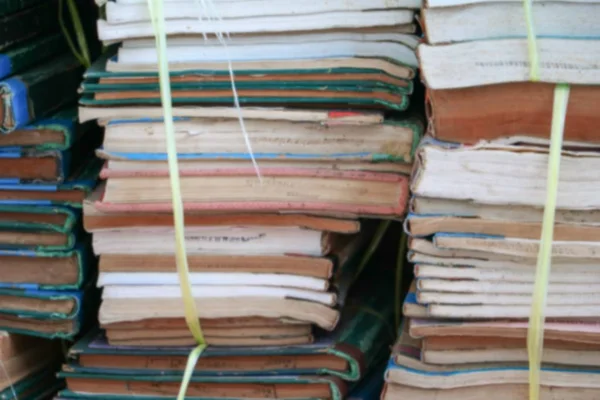 Foco Desfocado Com Pilha Livros Antigos Usados Biblioteca Escola — Fotografia de Stock